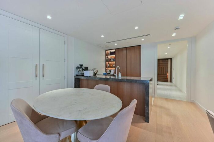 3 Bedroom Flat To Rent In Lincoln Square, Holborn, London, WC2A