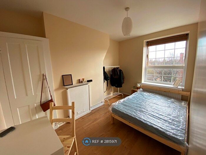 3 Bedroom Flat To Rent In Haddo House, London, SE10