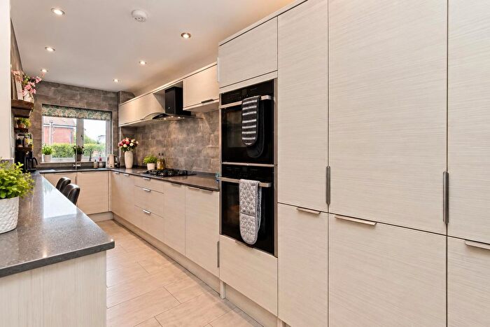 3 Bedroom Terraced House For Sale In Kingsley Avenue, Borehamwood, WD6