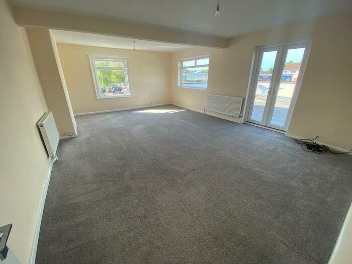 3 Bedroom Flat To Rent In Pavenhill, Purton, SN5