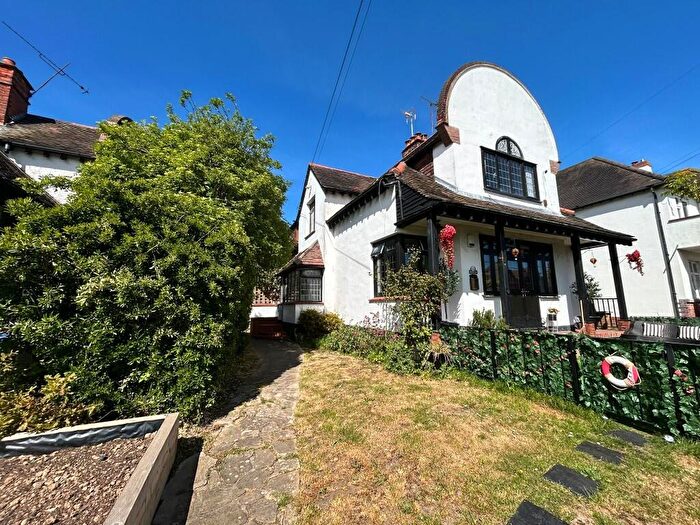 2 Bedroom Flat For Sale In First Avenue, Westcliff-On-Sea, Essex, SS0