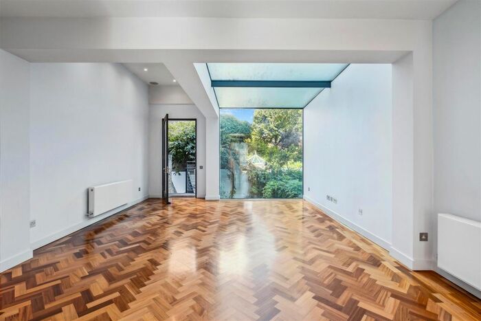 2 Bedroom Flat To Rent In Milner Street, Chelsea, London, SW3