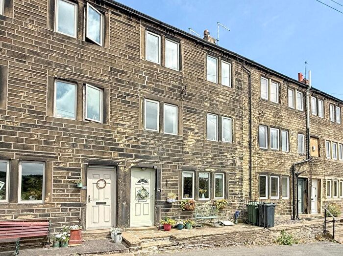 2 Bedroom Cottage For Sale In Lea Lane, Netherton, Huddersfield, HD4