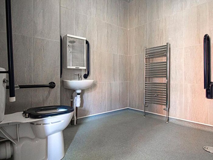 Apartment To Rent In Apt, Clarendon House #, LS2