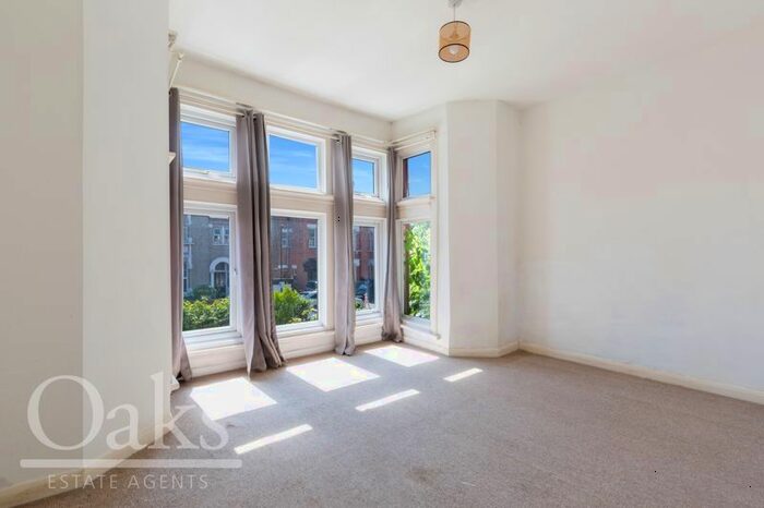 3 Bedroom Flat To Rent In Gleneagle Road, London, SW16