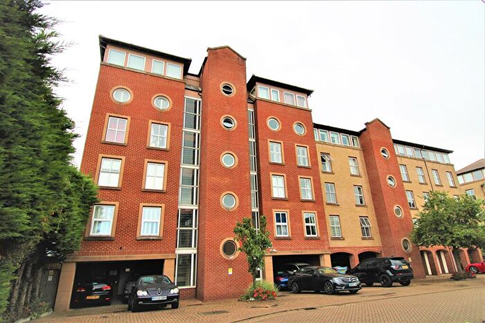 3 Bedroom Flat To Rent In Andes Close, Ocean Village, Southampton, SO14