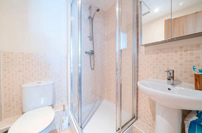 2 Bedroom Flat To Rent In Bassett Wood Road, Bassett, Southampton, Hampshire, SO16