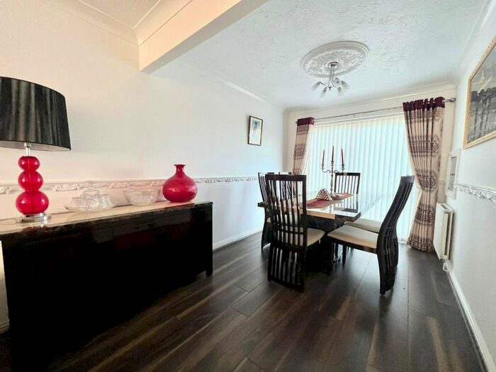 3 Bedroom Detached House To Rent In Longley Farm View, Sheffield, S5