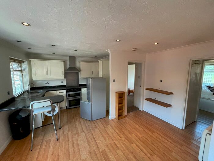 1 Bedroom Flat To Rent In Hythe Park Road, Egham, TW20