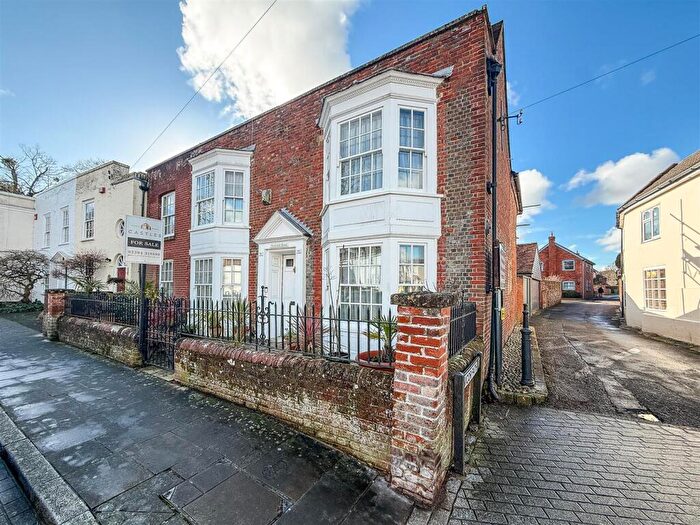 4 Bedroom End Of Terrace House For Sale In Castle Street, Portchester, PO16