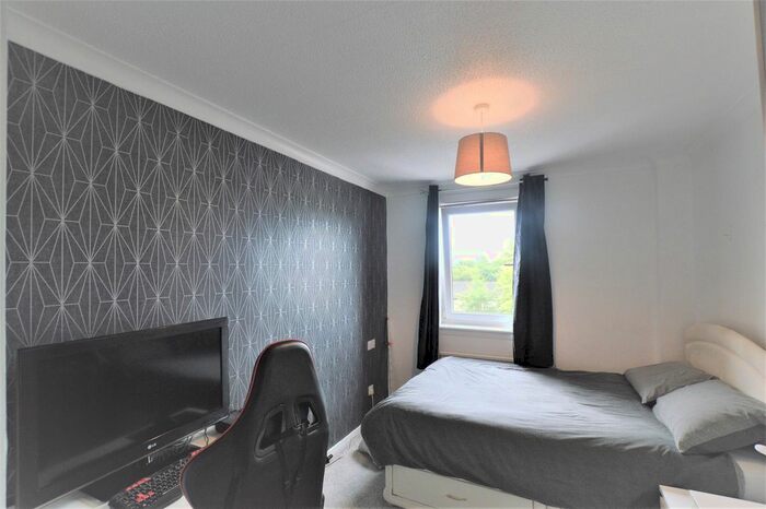3 Bedroom End Of Terrace House For Sale In Busbiehead, Girdle Toll, Irvine, KA11