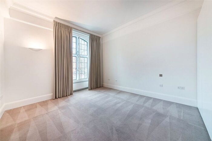 3 Bedroom Flat To Rent In Wellesley House, Sloane Square, London, SW1W