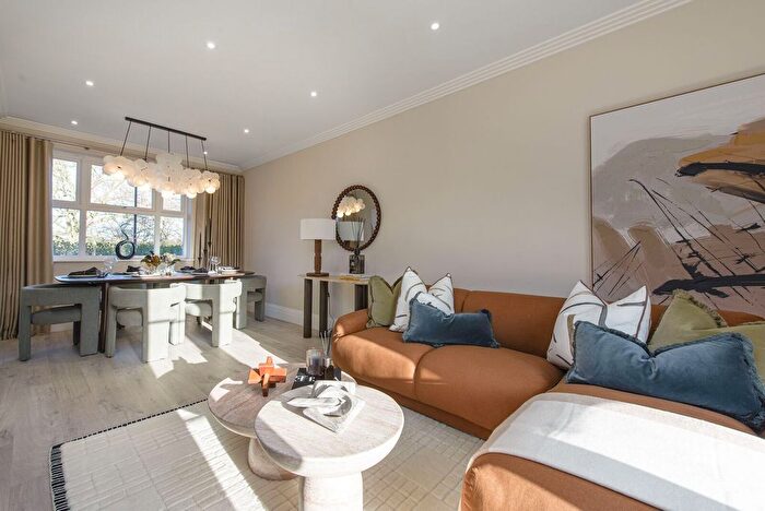 5 Bedroom Houseboat For Sale In Trent Park, Enfield, Barnet, EN4