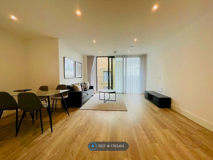 2 Bedroom Flat To Rent In Sandown House, Staines-Upon-Thames, TW18