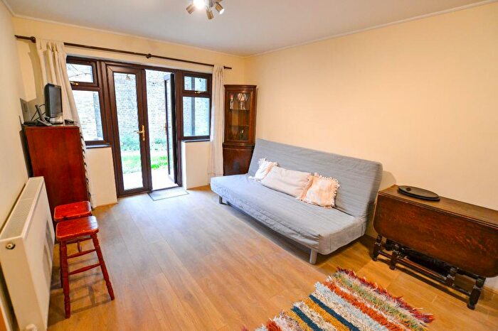 1 Bedroom Flat To Rent In Manor Court, / Cricklewood Lane, London, NW2