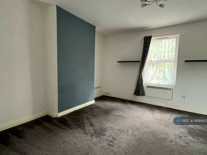 2 Bedroom Flat To Rent In Walnut Grove, Southampton, SO16