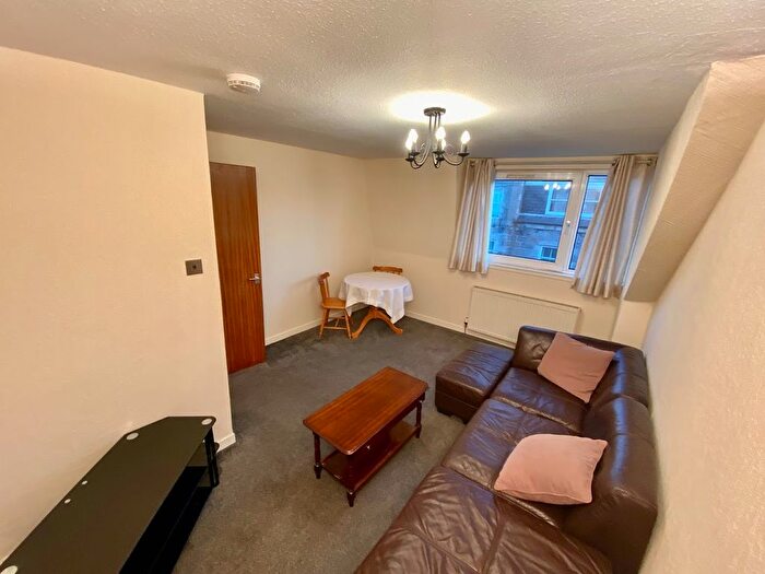 1 Bedroom Flat To Rent In South Mount Street, Attic Floor Right, Aberdeen, AB25