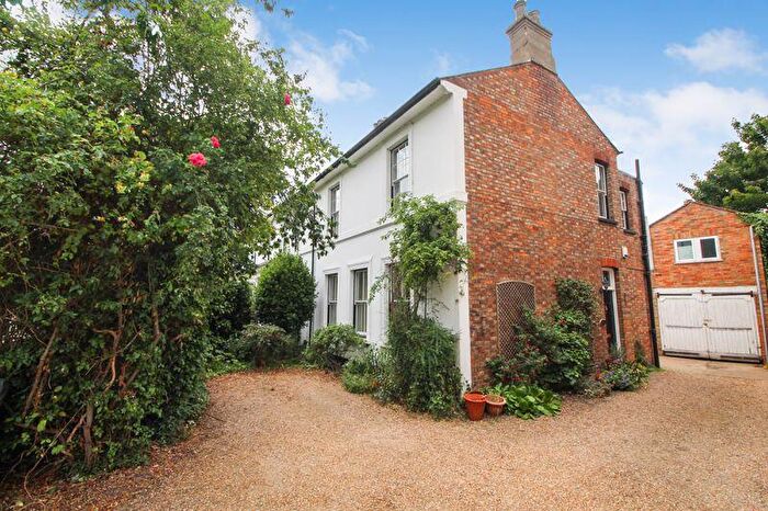 3 Bedroom Mews For Sale In Kimbolton Road, Bedford, MK40
