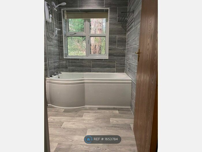 2 Bedroom Flat To Rent In Sheppards Close, Newport Pagnell, MK16