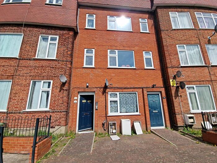 2 Bedroom Flat To Rent In Honeypot Lane, HA7