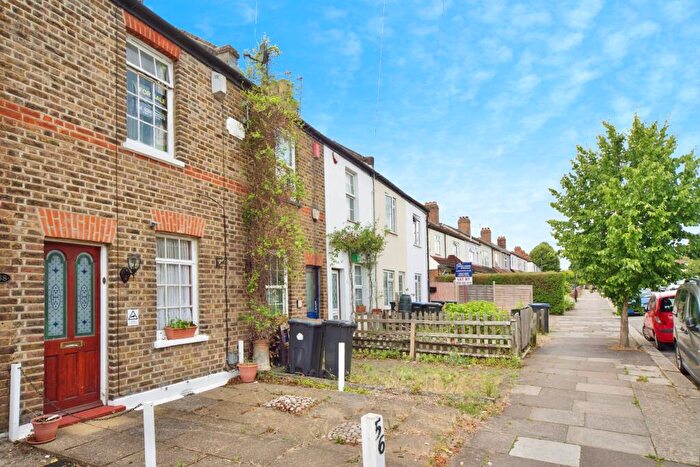 2 Bedroom Terraced House For Sale In Barrowell Green, London, N21