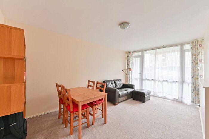 3 Bedroom Flat For Sale In Cooks Road, Kennington, London, SE17