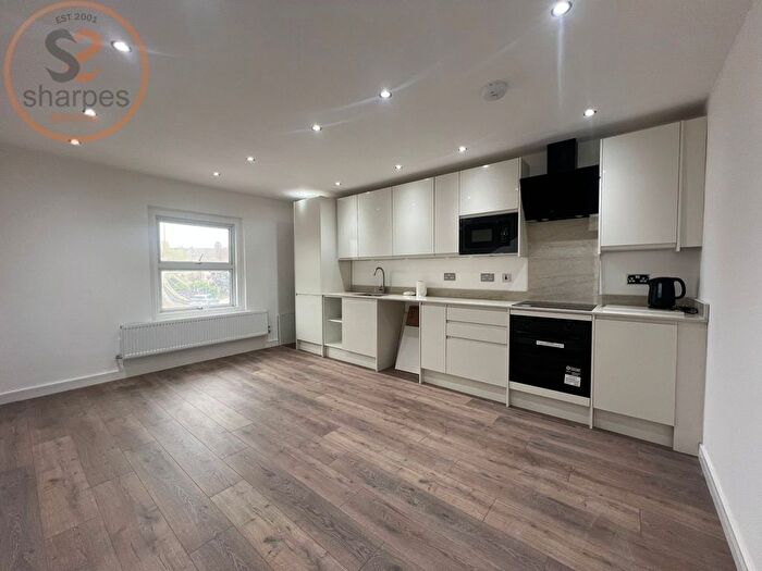 2 Bedroom Maisonette To Rent In Bakers End, London, SW20