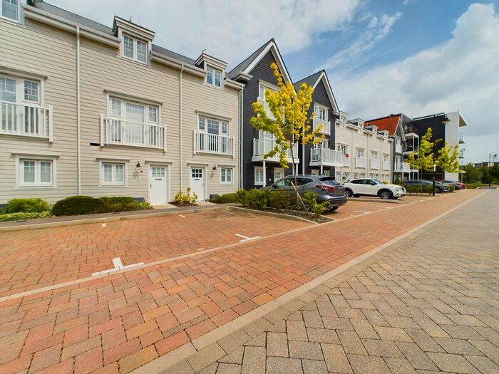 3 Bedroom Town House To Rent In Sunapee Road, Reading, RG2