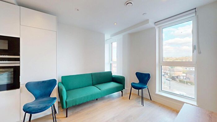 2 Bedroom Flat To Rent In Beverley Way, London, SW20