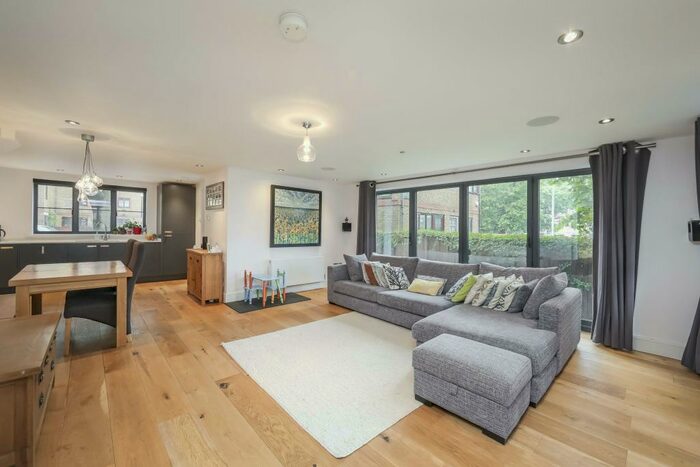 4 Bedroom Semi-Detached House To Rent In Redriff Road, London, SE16