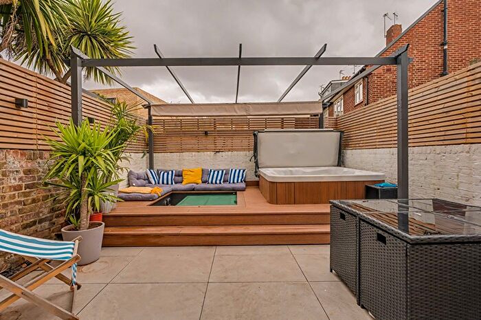 2 Bedroom Flat For Sale In Compton Road, Kensal Green, London, NW10