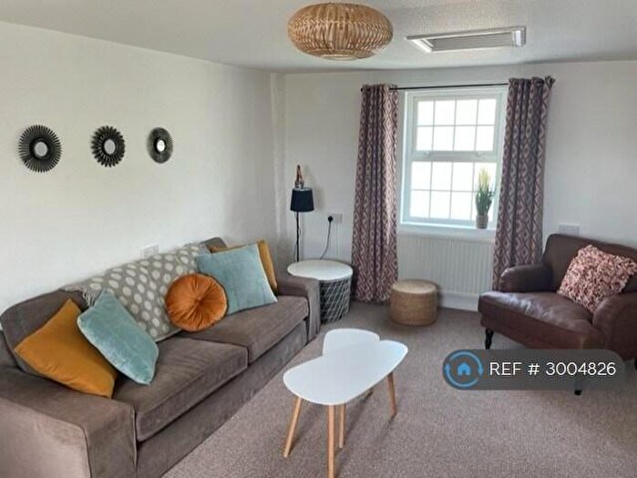 2 Bedroom Flat To Rent In Queen Square, Cullompton, EX15