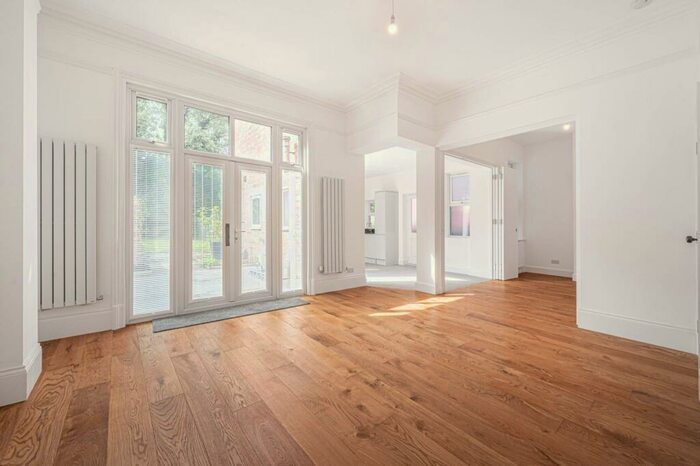 3 Bedroom Flat To Rent In Teignmouth Road, Mapesbury Estate, London, NW2