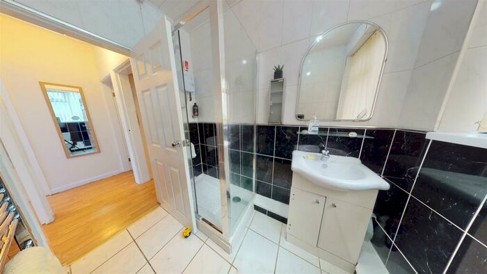 2 Bedroom Semi-Detached Bungalow For Sale In Holcombe Close, Kearsley, Bolton, BL4