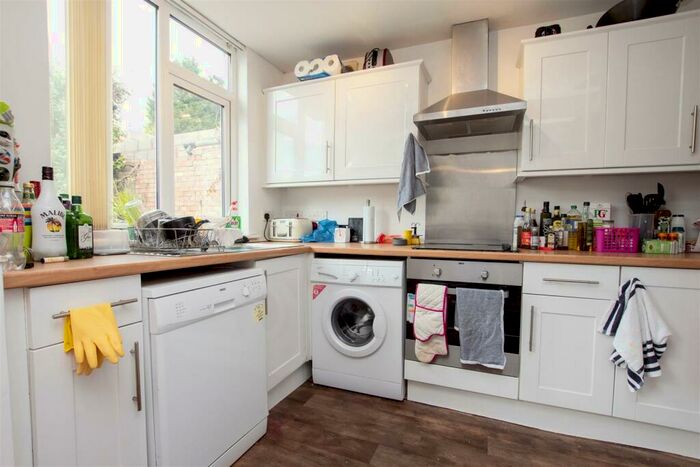 4 Bedroom House To Rent In Warwards Lane, Birmingham, B29