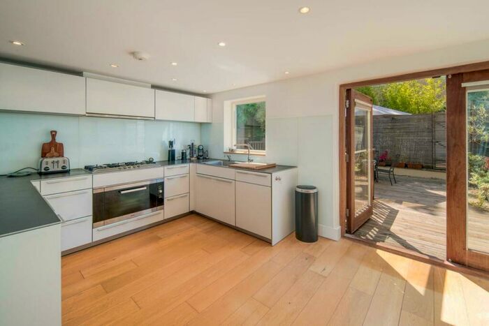 3 Bedroom Town House For Sale In Four Storey Townhouse With Balconies - Cliff Road, Cowes, PO31