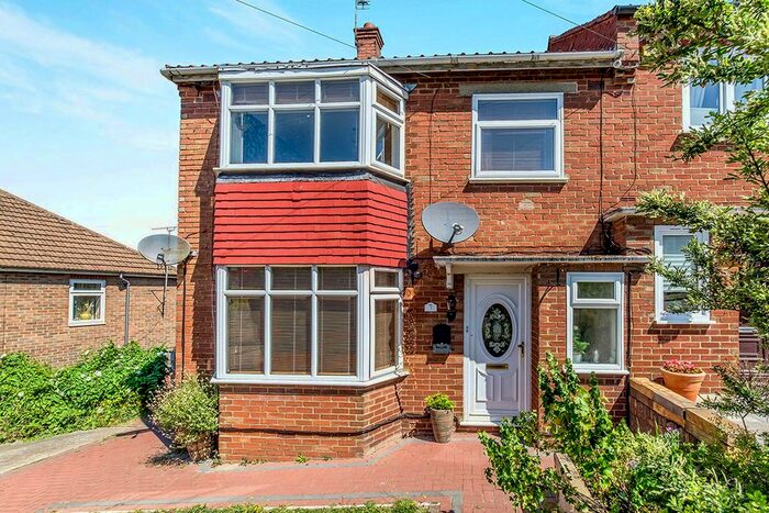 4 Bedroom Semi-Detached House To Rent In Fairlead Road, Rochester, Kent, ME1