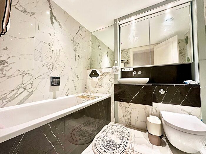 2 Bedroom Flat To Rent In Carnwath Road, London, SW6