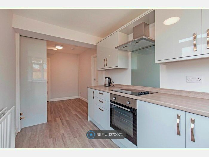 3 Bedroom Semi-Detached House To Rent In Clifton Crescent, Sheffield S9