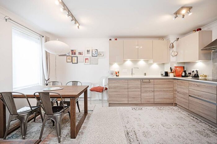 2 Bedroom Maisonette For Sale In Hooper Street, Aldgate, London, E1