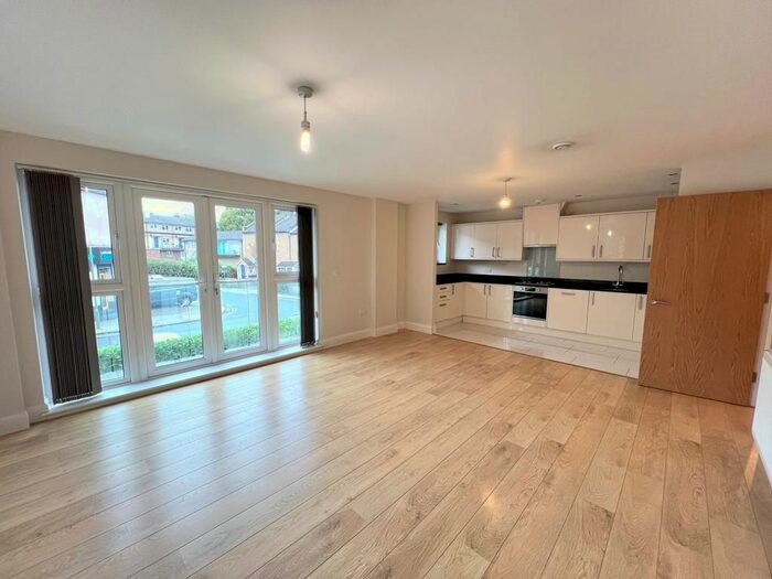 3 Bedroom Flat To Rent In Longmore Avenue, East Barnet, Barnet, EN4