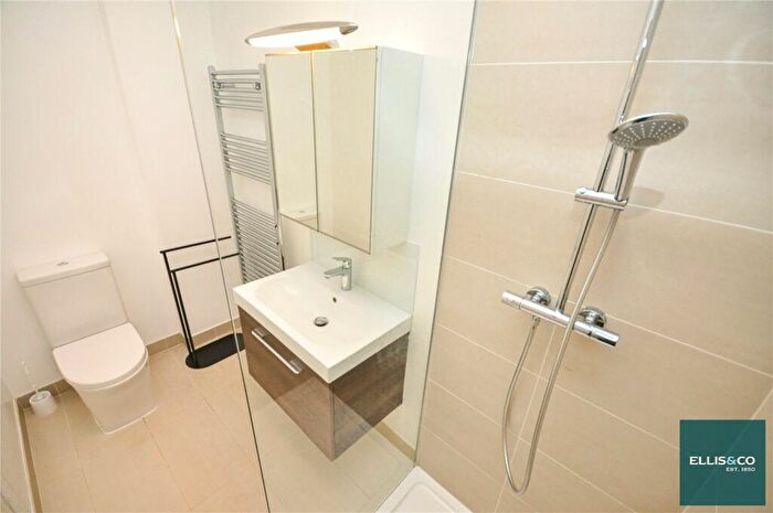 2 Bedroom Apartment To Rent In Queens Avenue, Finchley, N3