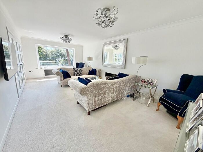 4 Bedroom Detached House For Sale In Widworthy Drive, Broadstone, BH18 - Photo 2