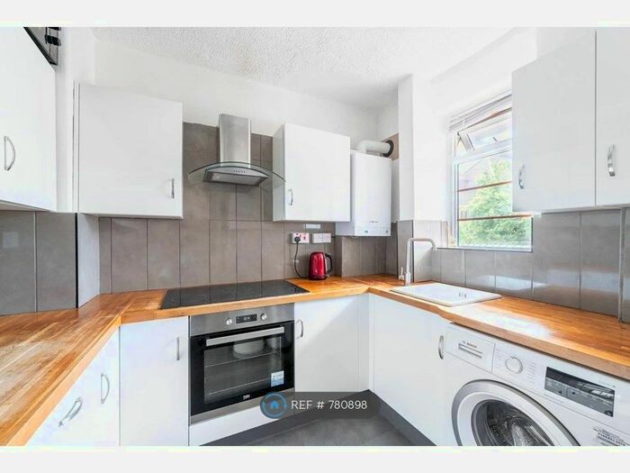 4 Bedroom Flat To Rent In Vaughan House, London, SW4