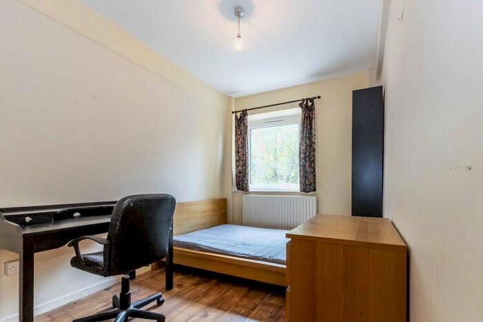 4 Bedroom Flat To Rent In Dickens Estate, London, SE1