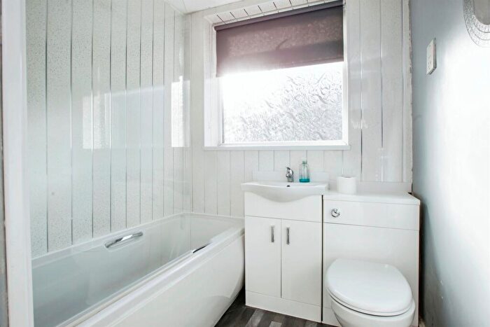 2 Bedroom Semi-Detached Bungalow For Sale In Longhouse Drive, Denholme, Bradford, BD13