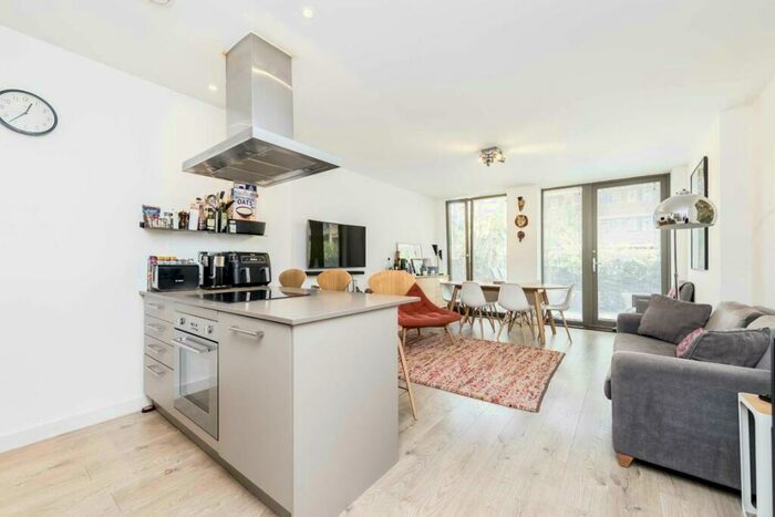 3 Bedroom Flat To Rent In Frampton Park Road, Hackney, E9