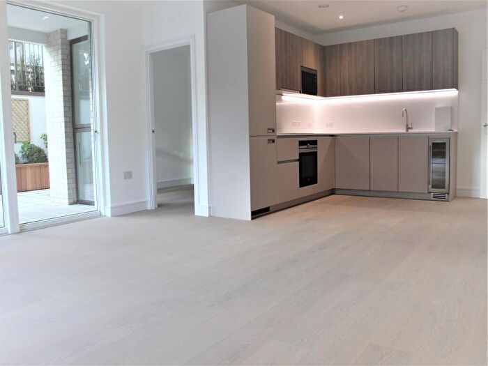 3 Bedroom Apartment To Rent In The Avenue, NW6