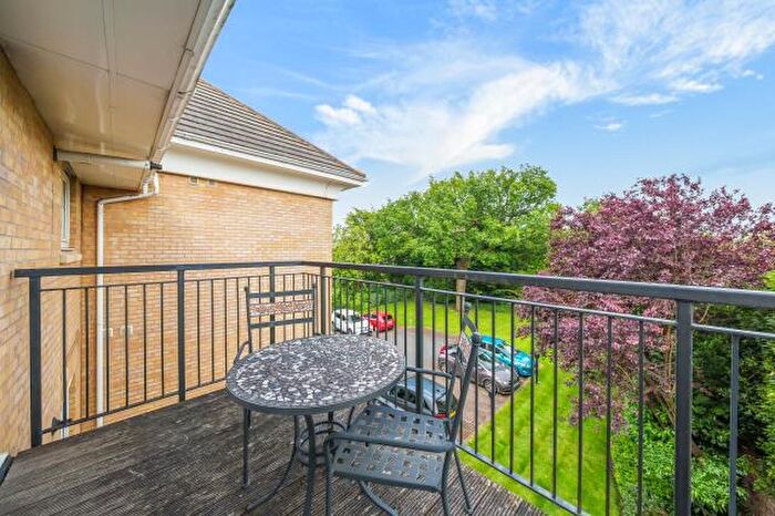 3 Bedroom Apartment For Sale In Hendon Lane, London, N3