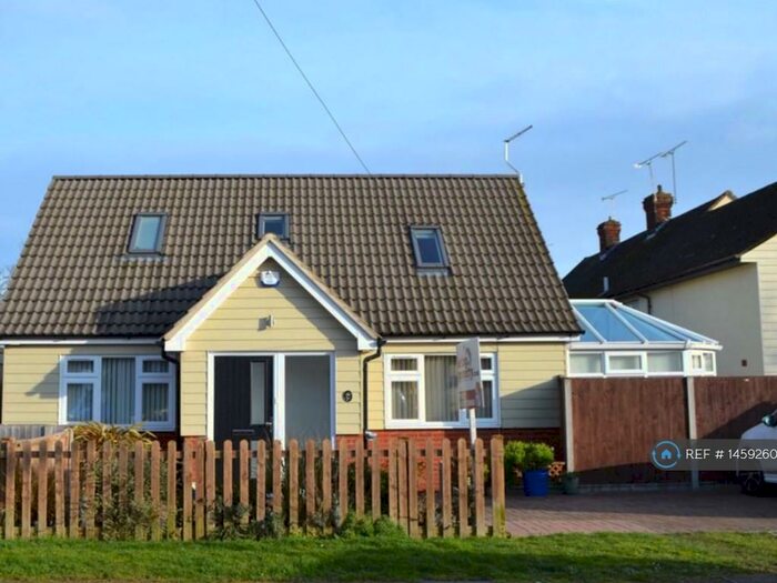 2 Bedroom Detached House To Rent In The Mead, Laindon, Basildon, SS15